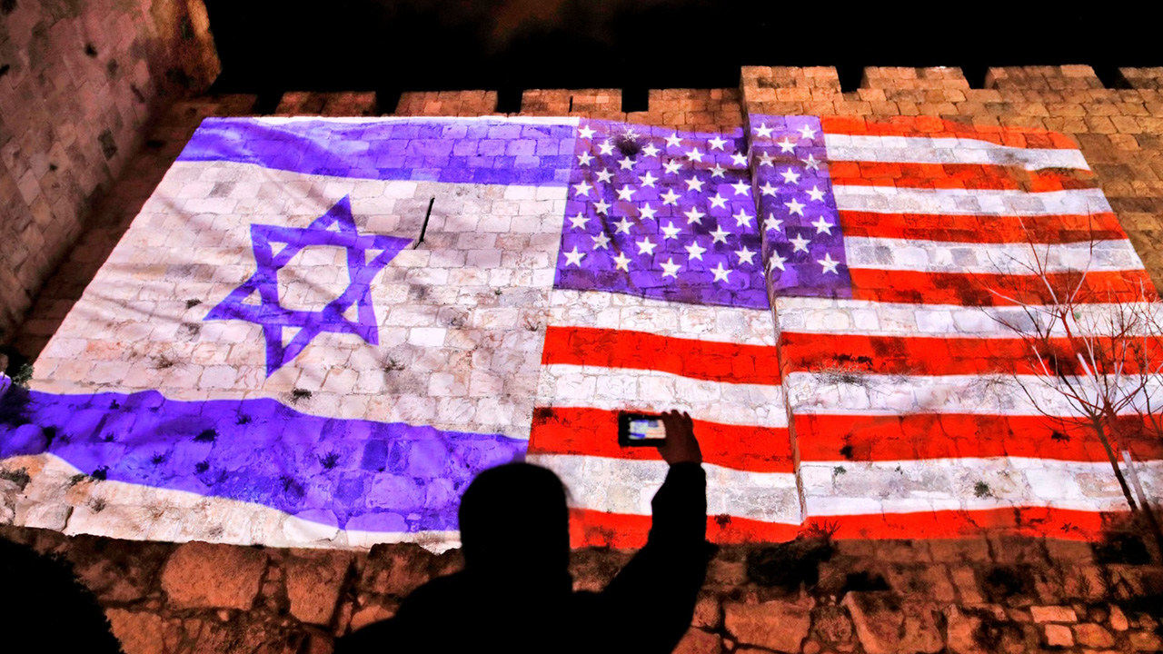 Light show displaying both Israeli and Amercian flags side by side