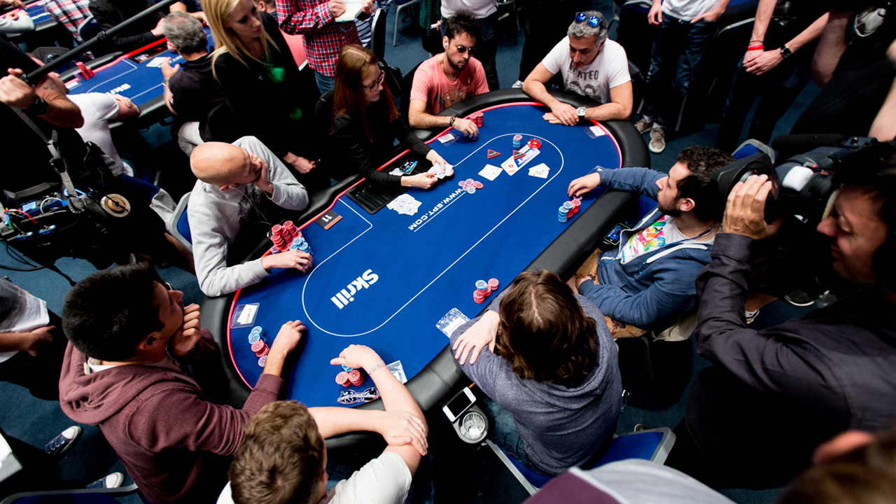 Texas Hold'em table full of players