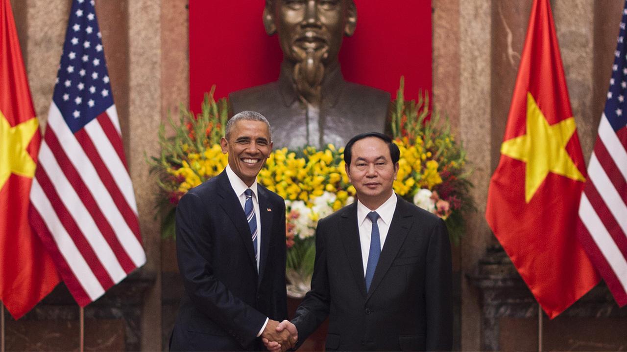 Vietnamese President Tran Dai Quang and US President Obama take part in a joint press at the International Convention Center in Hanoi.