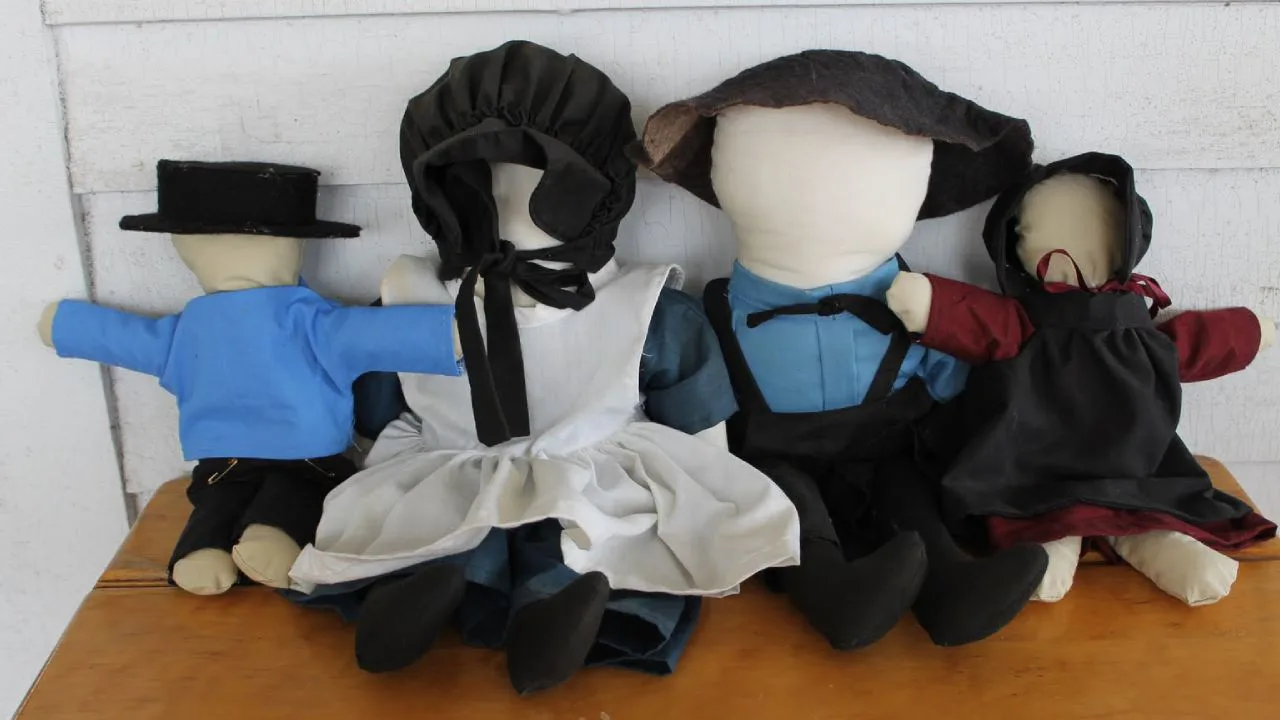 Amish faceless dolls