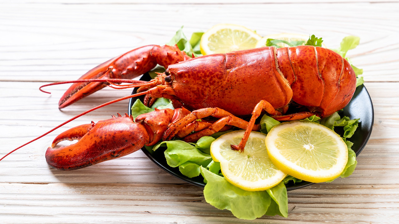 boiled lobster with vegetable lemon
