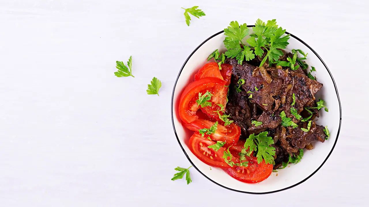 roasted grilled beef liver with onion tomatoes salad