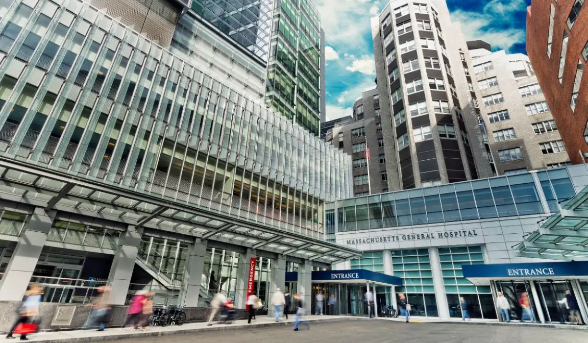 Top 10 Hospitals in the World Pop Listicle